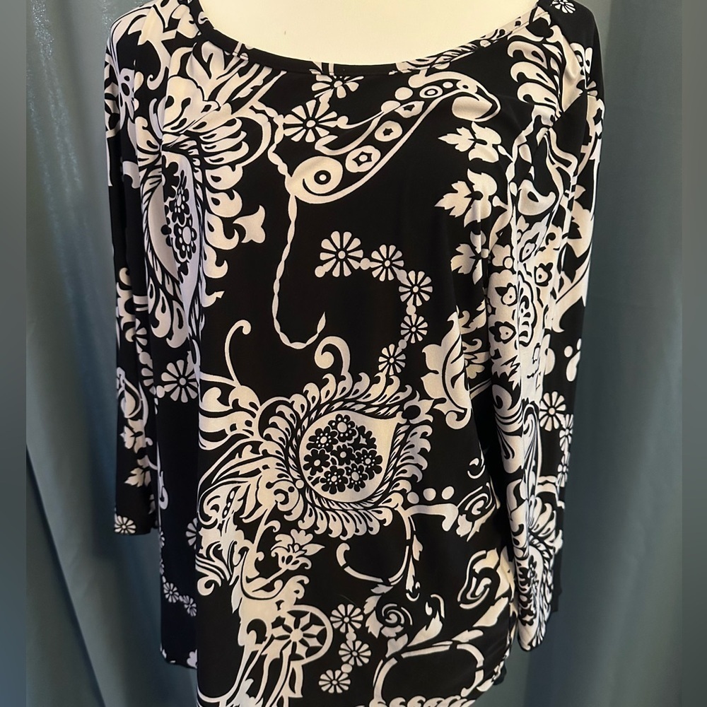 R Q T women’s black and white geometrical blouse with 3/4 sleeve size 1X